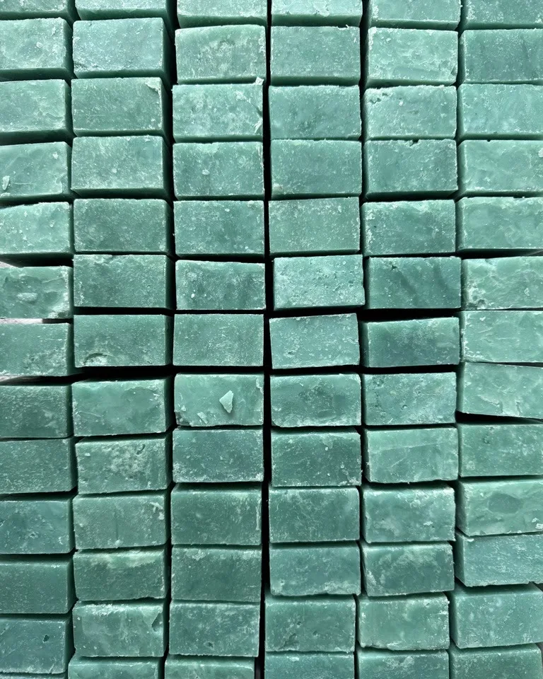 Hileras de barras verdes de RUVAN curándose, hechas a mano